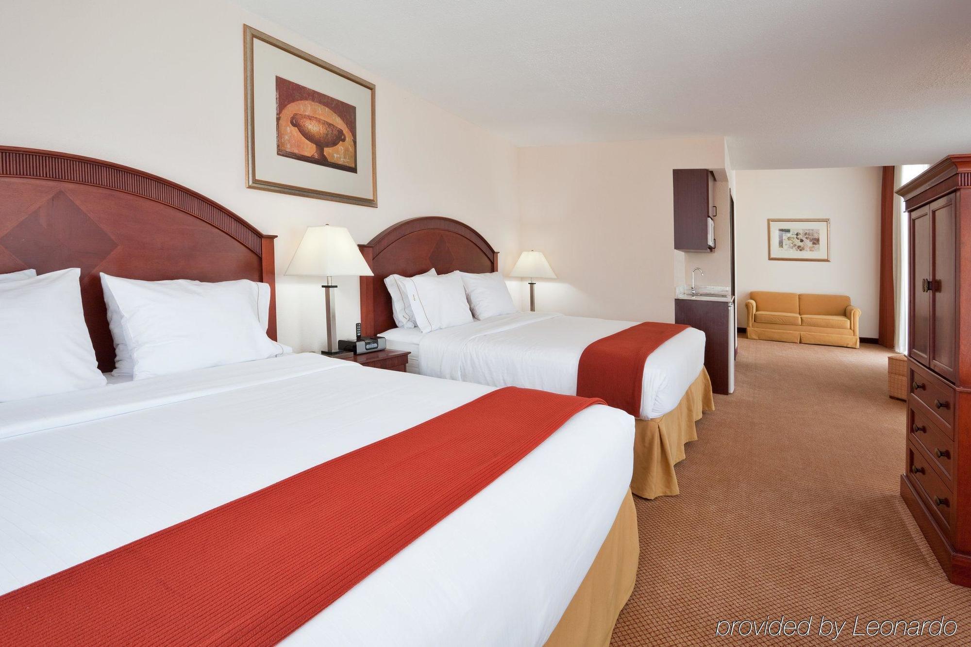 Holiday Inn Express Hotel & Suites Detroit - Farmington Hills, An Ihg Hotel Northville Room photo
